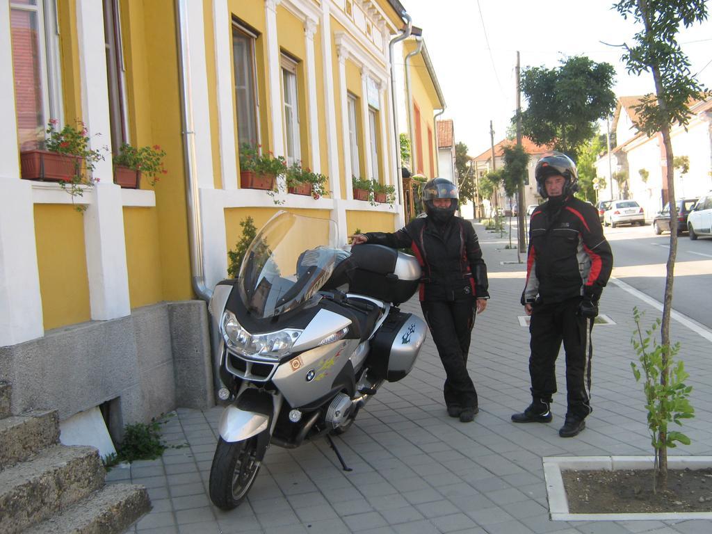 Base For Adventurers - Urban Guerrilla Otel Negotin Dış mekan fotoğraf