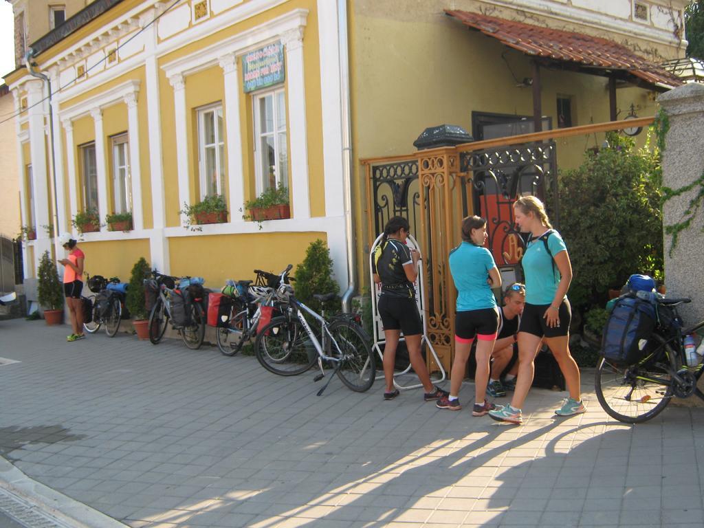 Base For Adventurers - Urban Guerrilla Otel Negotin Dış mekan fotoğraf