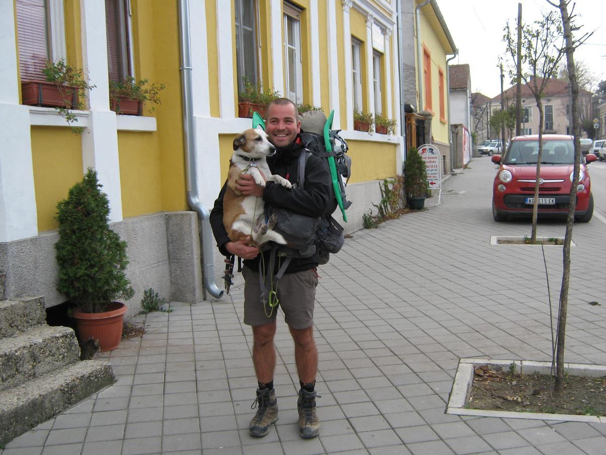 Base For Adventurers - Urban Guerrilla Otel Negotin Dış mekan fotoğraf